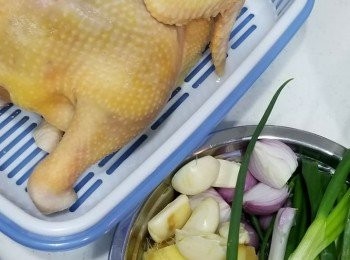 step1: 洗乾淨雞抹乾。
蔥頭，蒜頭一粒切四，薑切片，蔥切半。