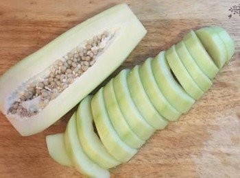 step2: 青木瓜去皮後對剖成半，用鐵湯匙挖除木瓜籽，並將木瓜內部的白色薄膜刮乾淨，切成略帶厚度的塊狀或條狀。