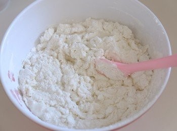 step3: 在大碗中混和糯米粉和澄麵，加入剩下椰漿攪拌。