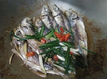 step3: 再放入少許水、醬油【金蘭】，大約煮個20分鐘看竹莢魚【澎湖野生水產】有沒有熟，若竹莢魚【澎湖野生水產】熟了，最後，放入青蔥和辣椒再悶鍋蓋約3秒後，即可起鍋盛盤，