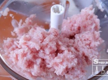 step1: 1) 以上材料全攪碎，放雪柜一小時才可煎。