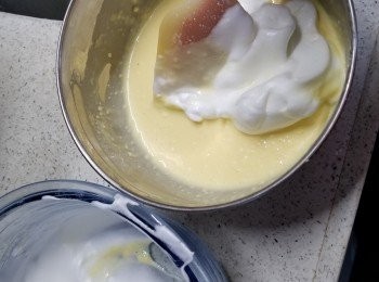 step13: 將1/3蛋白加入忌廉芝士麵糊內輕手切拌式拌勻
