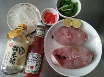 step1: 紅魽【澎湖野生水產】洗淨，洋蔥切絲，青蔥切段，辣椒斜切，檸檬切片，備用；