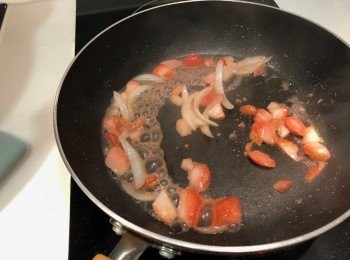 step4: 加入士多啤梨粒，加水煮淋（約一分鐘）