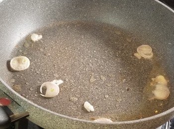step2: 燒熱油鍋加入料頭炒香。