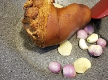 step7: 加入豬手煎香兩邊