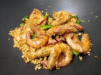 step10: 最後加入金蒜粒， 糖及鹽兜炒均勻便可上碟