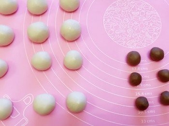 step1: 先把所有材料（除了牛油）放入廚師機打成團後， 把牛油加入去再攪勻直至見薄膜。

先取24克麵團， 加入無糖可可粉搓勻， 然後把剩餘的白麵團和可可粉麵團， 各自放入器皿把用保鮮紙蓋好， 進行第一次發酵至兩倍大（約一小時）

第一次發酵完成後， 先稍為排氣， 再把麵團分成如下。
白麵團：
頭 - 17克（6個）
鼻 - 10克（6個）

可可粉麵團：
耳 - 4克

*搓圓後， 用保鮮紙蓋住， 鬆弛15分鐘