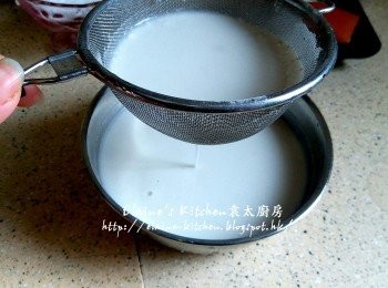 step3: 用隔篩過去多餘粉粒 , 加2湯匙油拌勻備用