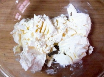 step7: 奶油起司用打蛋器打散