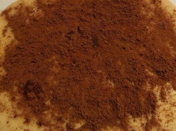 step6: 鋪料的步驟如下： 1.先抹上一層室溫奶油 2.灑上黑糖 3.灑上肉桂粉 份量皆隨自己喜好調整