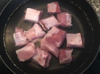 step2: 排骨放入冷水中，小火煮出雜質。