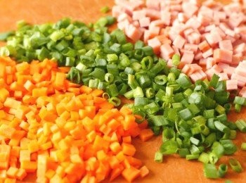 step1: 把甘筍、蔥和火腿切成小粒。