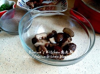 step9: 分別將鴨腿盛起 , 冬菇及陳皮放入大碗內