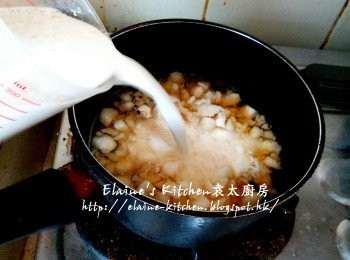 step5: 加入馬蹄及馬蹄粒混合物 , 繼續用慢火快手拌勻以免結塊 , 拌勻成幼滑麵糊