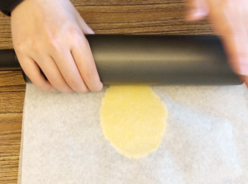 step3: 冷藏後，分成8份約35g,擀成烤模的大小。