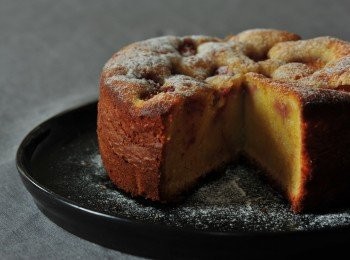 step8: 放入已預熱的焗爐內，以170度焗1小時10分鐘，再以200度焗5-10分鐘直至蛋糕面變成金黃色，及用竹籤插入蛋糕，如果沒有麵糊附在竹籤上便完成