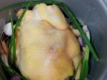 step6: 放雞入飯煲，按下飯制。當煲好飯的顯示燈亮起時，不要開蓋，再按多一次，多煲 10分鐘。