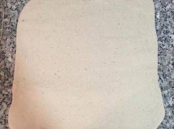 step6: 麵糰用桿麵棍桿平後，摺三摺；再次桿成一大片，再摺三摺後，再桿開，然後桿成長分型。（桿麵時可適量的在麵糰下灑些手粉）