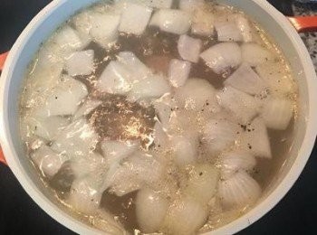 step9: 煮滾後先放1茶匙的鹽和少許黑胡椒粉。