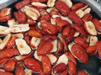 step1: 先洗淨紅棗用水浸軟。