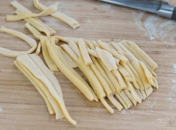 step2: 將麵糰擀成薄片(約2毫米厚），然後切成幼條