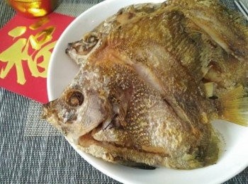 step3: 若熱帶魚【澎湖野生水產】已熟，盛盤上桌後，再擺上吉祥春聯「福」和「招財進寶」字樣，能討個吉祥兆頭，