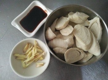 step1: 麵腸洗淨並斜切，薑切絲，青蔥切珠，備用；