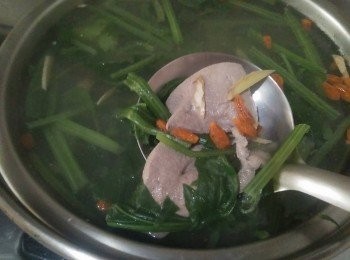 step2: 鍋中放入1000cc的水，放入薑絲，讓薑絲的味道能散發出香味於鍋中的湯頭裡，依序再放入枸杞、菠菜(水至少要淹過菠菜)、少許塩，並轉大火滾煮，約煮1-3分鐘，