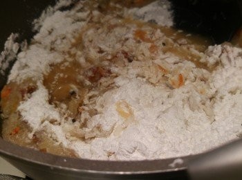 step12: 分幾次落巳過篩的粘米粉和澄麵同炒混, 瑤柱水加蝦米水合共200ml加入粉漿同炒。