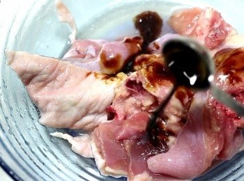 step5: 油炸過的雞肉會比汆水的口感更軟嫩。
雞肉及排骨醃製至少 30分鐘，前一天醃製更好。