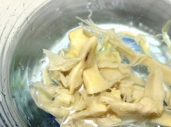 step8: 荀乾汆水前先用清水漂洗。
荀乾需單獨汆水。
千萬不要多放, 荀乾味太重會覆蓋其他<span class="group_1">食材</span>的氣味, 做成荀乾湯就不好了。