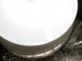 step15: 倒放一個小盤子, 預防水蒸氣積聚。
在深鍋中先放入蒸架, 甕或器皿不要直接接觸鍋底。加水至甕的1/4至1/3, 大火燒開後轉小火, 蒸燉 1.5-2小時。
如用電鍋, 甕中湯汁不要太滿, 也要做好密封的步驟。相對來說, 電鍋火力太大, 湯汁容易溢出。