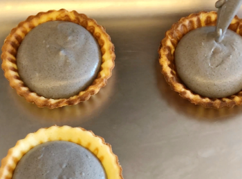 step9: 將黑芝麻醬倒入撻8成滿，放入雪櫃冷藏6小時以上。