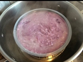 step9: 水滾後，隔水大火蒸60分鐘，再利用牙籤插入年糕，不黏牙籤便可。