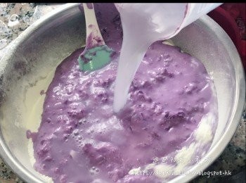 step6: 把糯米粉和粘米粉倒進一個大器皿，加入糖水和紫薯漿，拌勻至沒有粉粒。
