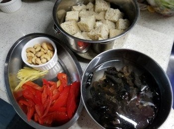 step3: 預備好所有材料:長紅椒切開去籽洗淨切鈄片，2片薑切絲,25g雲耳浸軟洗淨,50g腰果用即食腰果