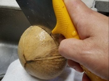 step2: 再於圓身部位開蓋,倒水椰皇水待用(可參考我youtube開椰皇方法片段)