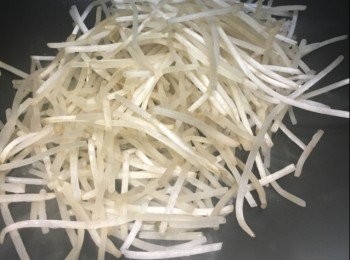 step6: 原鑊下河粉，中火炒熱，轉大火，先下黃糖炒勻，再加鮑魚汁，試味(可根據個人口味，太淡可下少量日本醬油；顏色不夠可加入小許老抽調色，調至合適味道)，下洋蔥及芽菜大火炒勻(注: 如喜歡可以在這時加入蔥段及韭黃段)，熄火； 灑上白芝麻及芫茜裝飾，即成。