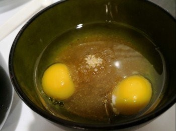 step2: 再把油，糖和兩隻蛋混在一起