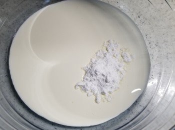 step20: 如果想做生日蛋糕,可以用60g淡忌廉加6g糖霜用電動打蛋器打至企身(裝淡忌廉盤不可以有水份,否則會打不起淡忌廉)(當打至淡忌廉企身後即可,不可以打太耐,否則會變回水份)