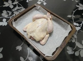 step7: 抹去雞皮上的蒜蓉; 放在鋪上牛油紙的焗盤上