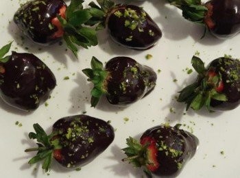 step4: 將草莓放置一旁風乾，或直接放置冰箱冷藏，想在黑巧克力撒堅果的要先行撒、一同晾乾時才會附著在上。