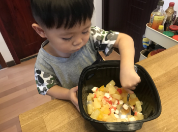 step2: 將生果給蟹樓加入沙律醬攪勻備用