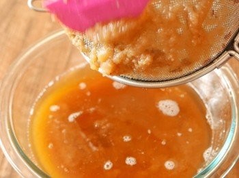 step3: （紅棗層）把紅棗連水，少量多次地加入網篩中壓出棗蓉。可不時清除網篩中的紅棗皮，會比較容易操作。