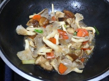 step7: 接著再放入較易熟的香珍菇，拌炒均勻（因為香珍菇較快熟，所以不要和香菇一起放）