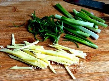 step2: 薑去皮切條 , 蔥洗淨切段及幼絲