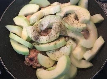 step7: 放入青木瓜塊和1茶匙鹽及少許黑胡椒粉；