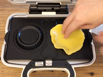 step4: 將麵皮放入烤盤，蓋上蓋子