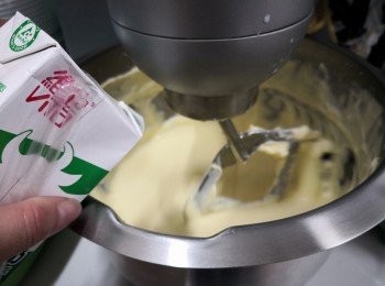 step4: 再加入奶慢速打勻
